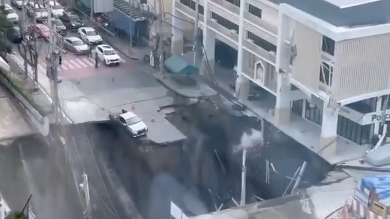 Очевидцы сняли момент обрушения дороги у больницы Ваджира в Бангкоке