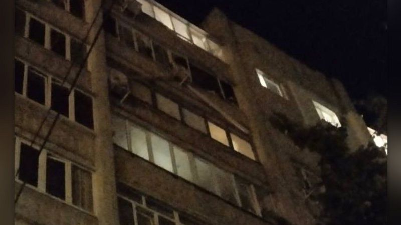 Очевидцы сняли повреждённую обломками БПЛА многоэтажку в Курске