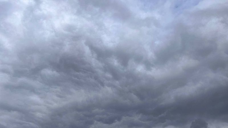 Очевидцы засняли пролетающий над городом дрон в Кирове