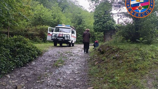 Спасатели переправили женщину через реку к дому в Сочи