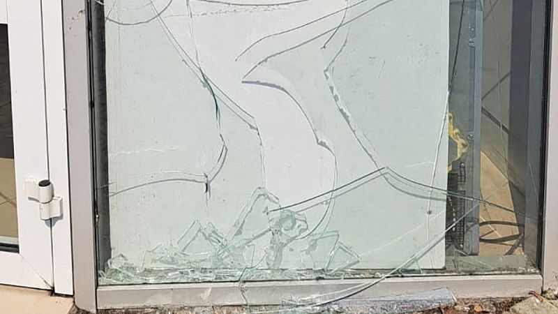 Нетрезвый мужчина разбил витрину магазина в Туапсе