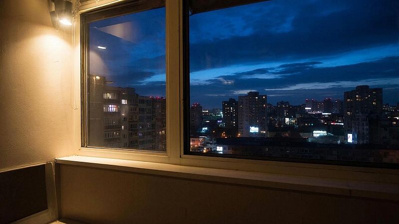 Появилось видео повисшей на окне эскортницы в стрингах в Нижнем Новгороде