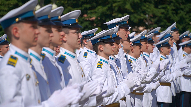 95 кадетов Краснодарского президентского кадетского училища подбросили в небо монеты в честь своего выпуска 
