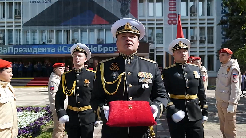 Медаль «Золотая звезда» ко Дню Победы впервые доставили в Новороссийск