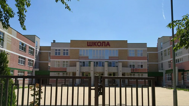 В школе № 104 Краснодара высадят липы в память о детях, погибших на Донбассе