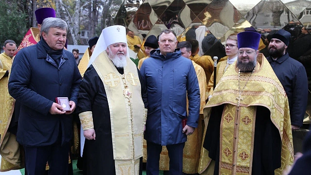 В Краснодаре освятили крест купола храма при КубГУ. Фото: пресс-служба КубГУ  