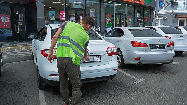 В Краснодаре работает система очистки номеров на платных парковках. Позвонили нарушителю