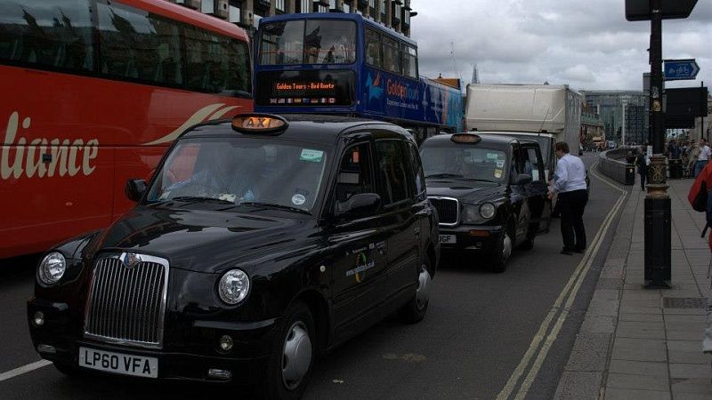Антимигрантские протесты переросли в беспорядки и драки с полицией в Британии