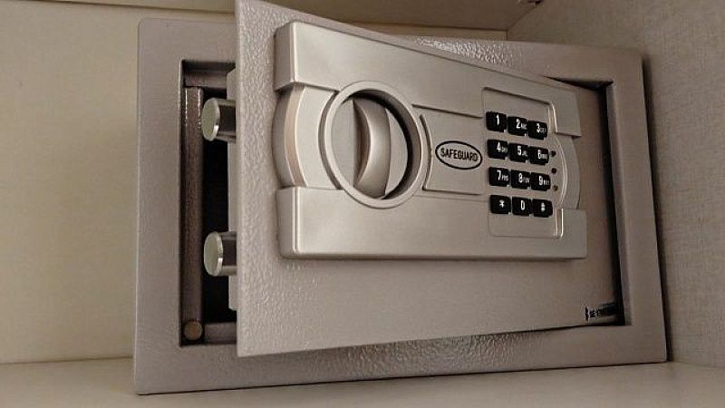 Школьники взломали сейф с помощью меловой пыли и вернули телефоны в Китае 