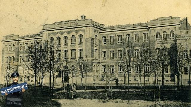 Здание ЗСК сейчас и в 1917 году/Фото Геннадия Аносова и http://www.myekaterinodar.ru/