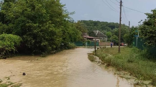 Подворья подтопила вышедшая из берегов река в селе под Горячим Ключом