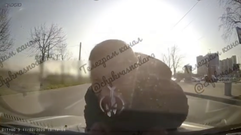 Неадекватный мужчина прыгал на проезжающие авто и попал на видео в Краснодаре