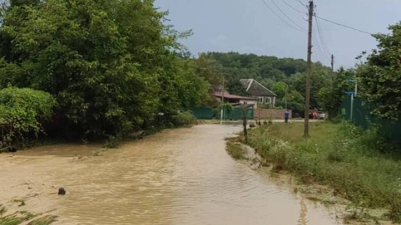 Подворья подтопила вышедшая из берегов река в селе под Горячим Ключом