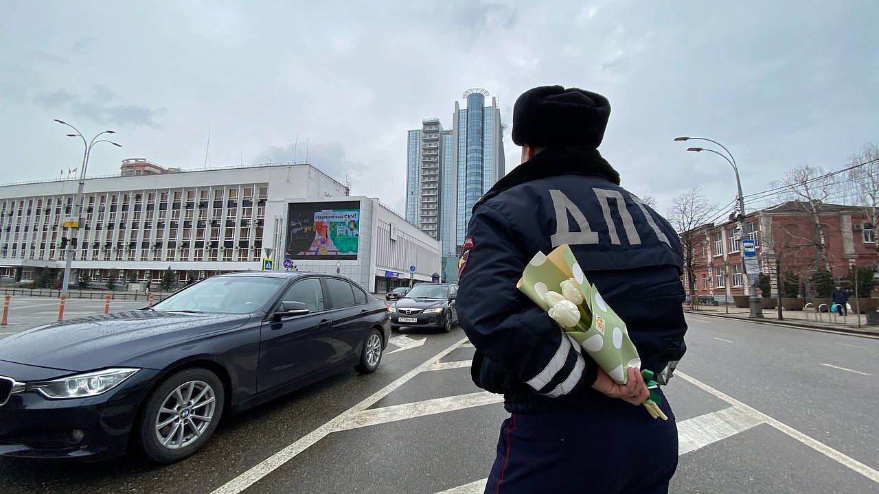 На Главной городской площади водителей-женщин поздравляют с наступающим праздником. Фото: телеканал «Краснодар»