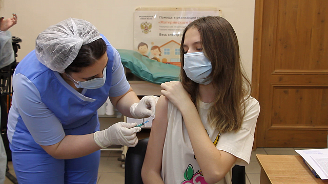 В Краснодаре школьница сделала прививку от коронавируса, потому что не хочет учиться на «удаленке»