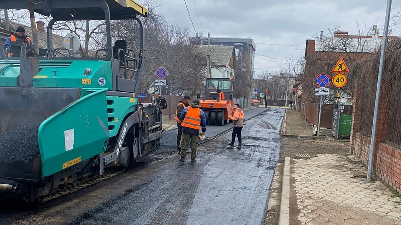 В Краснодаре ремонтируют дороги, ведущие к трем медучреждениям