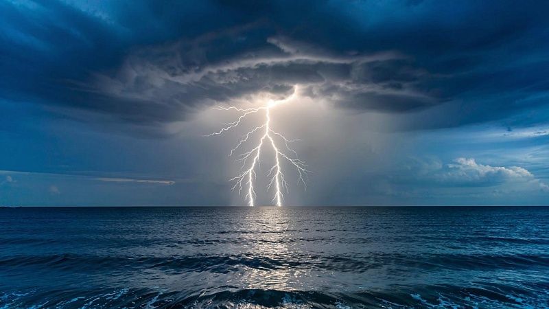 Превышающие норму в 10 раз разряды молнии заметили над Чёрным морем