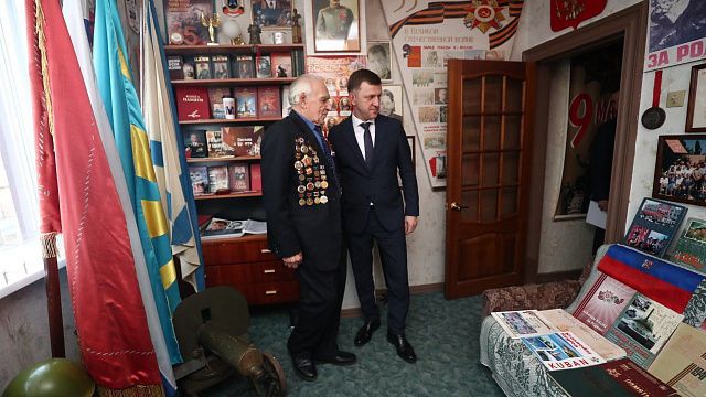 Глава Краснодара поздравил с наступающим Новым годом ветерана ВОВ Анатолия Хархардина