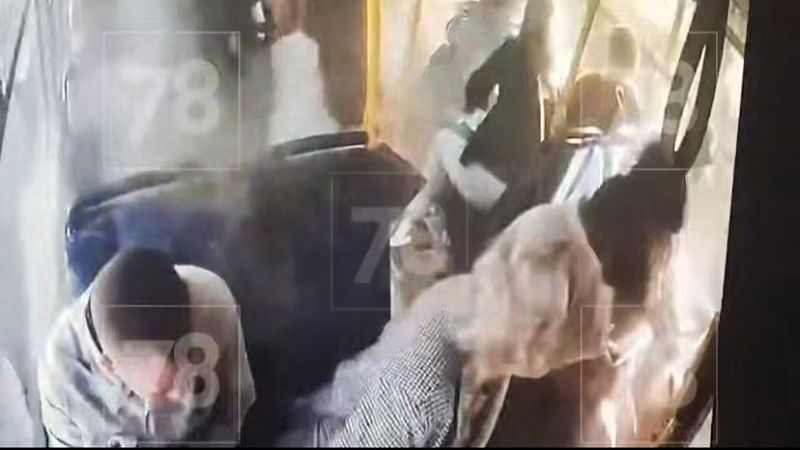 Взорвавшееся в пассажирском автобусе колесо попало на видео в Петербурге