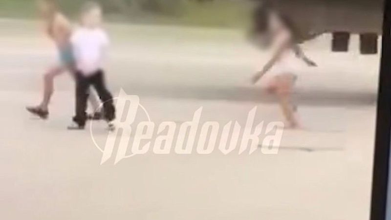 Малыши сбежали из детсада и гуляли вдоль дороги в одних трусах в Якутии