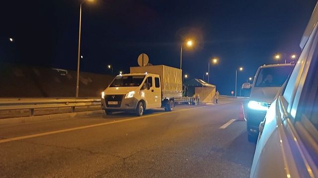 Автомобилист рассказала о пробке на Крымский мост, скорости досмотра и условиях Фото (палатка обогрева): телеканал Краснодар