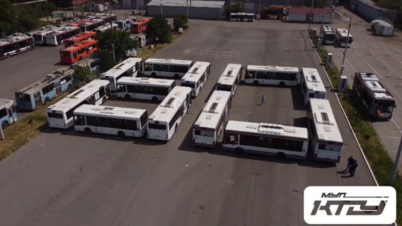 Огромное число 80 составили из автобусов ко Дню Победы в Краснодаре