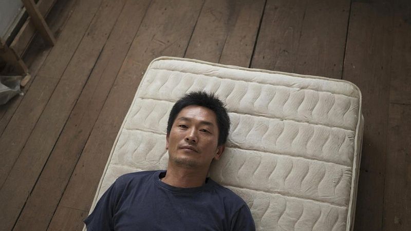 Мужчина вернулся из отпуска и обнаружил незнакомку в своей постели в Сингапуре