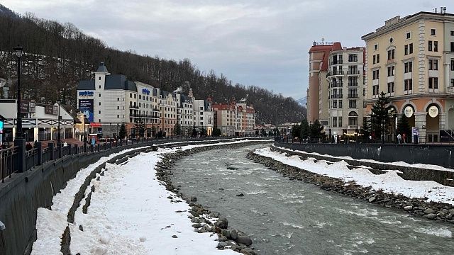 А снег не знал и падал: обильные осадки выпали ночью в Сочи