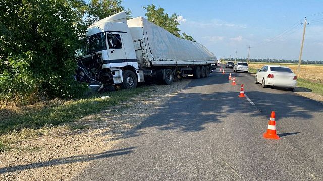 Автомобильная авария в Тимашевском районе унесла жизни двух взрослых и троих детей
