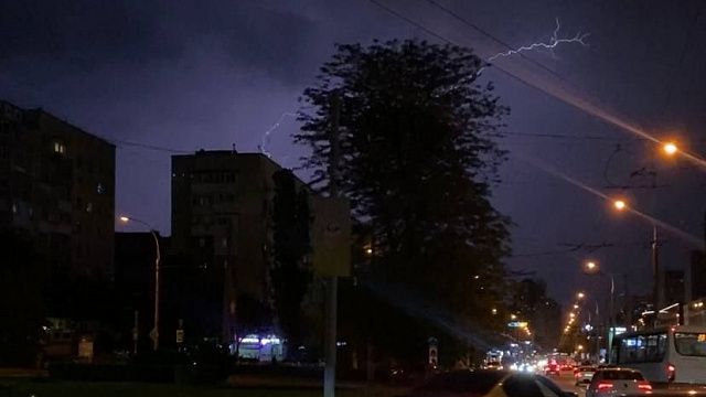 Зарница устроила световое шоу в небе над Краснодаром