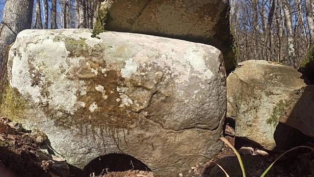 Барельеф с танцующими фигурами на дольмене нашли в Сочи