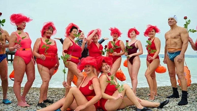 Женщины в красных купальниках совершили заплыв в Геленджике 