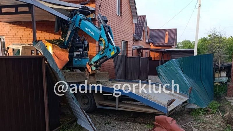 Водитель эвакуатора не выжил после столкновения со стеной дома в Горячем Ключе 