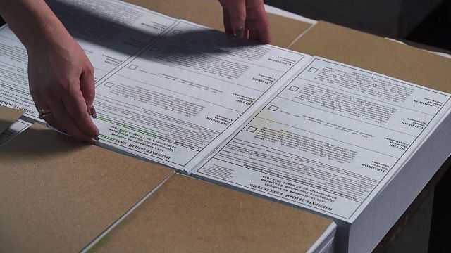 Территориальным избиркомам Кубани передали партии избирательных бюллетеней. Фото: телеканал «Краснодар»