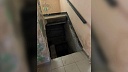 Лестничный пролет обвалился в подъезде многоэтажки в Казани