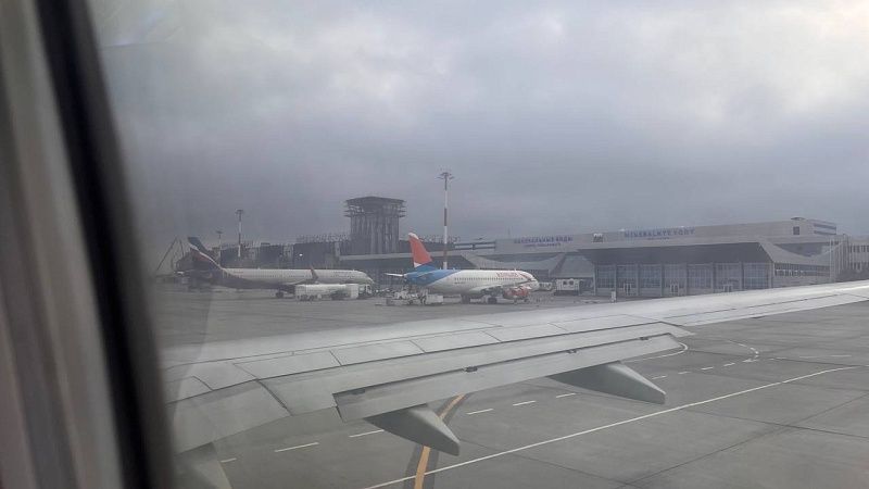 Прокуратура изучит, почему группа подростков не вылетела из аэропорта Курильска