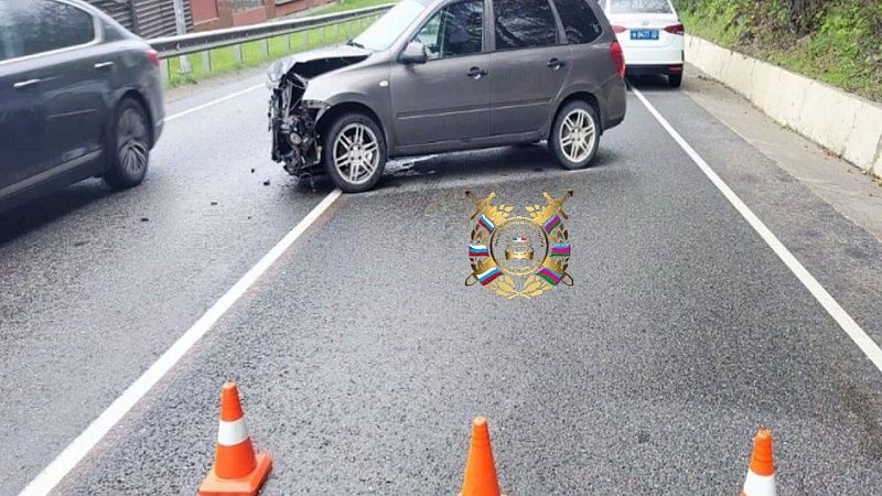 Водитель легковушки пострадал в лобовом столкновении на трассе «Джубга – Сочи»