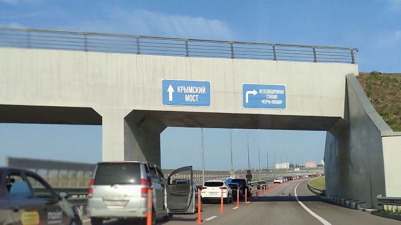 Туристам напомнили о запрете объезда пробки перед Крымским мостом