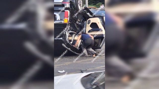 Джип перевернулся после ДТП в центре Краснодара