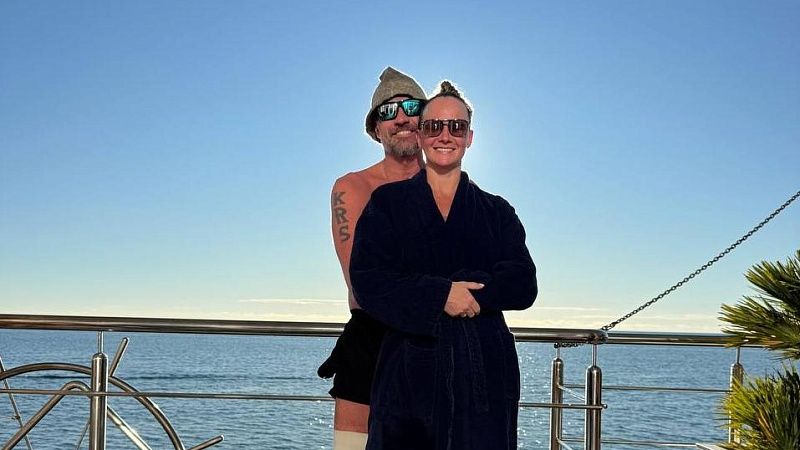 Спортсмен Роман Костомаров поделился семейным фото из Сочи