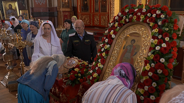 Краснодарцы идут к мощам Георгия Победоносца, чтобы помолиться об участниках СВО Фото: Телеканал «Краснодар»