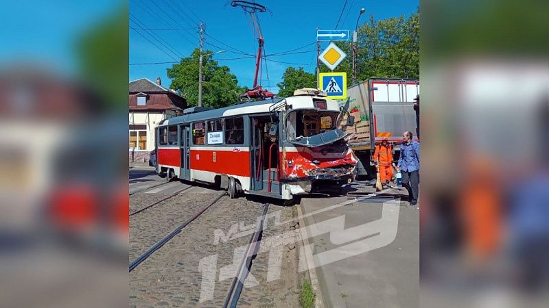 В Краснодаре на ул. Гоголя грузовик влетел в трамвай