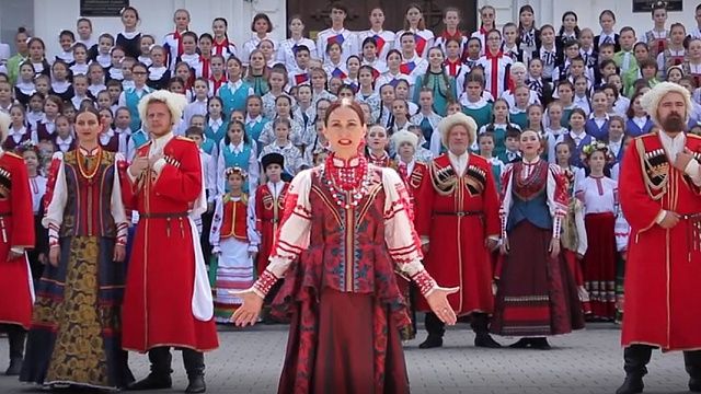 Более 300 человек одновременно исполнили песню «Наш край – Россия» в знаковом месте Краснодара 