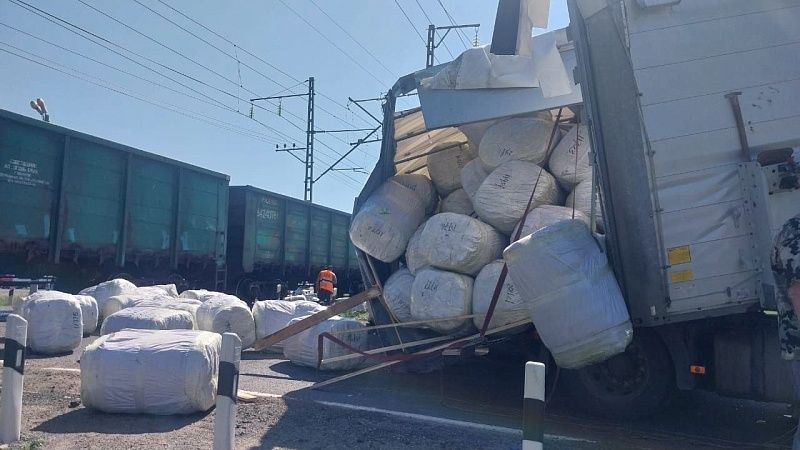 Грузовик столкнулся с поездом на переезде станции Безречная в Забайкалье