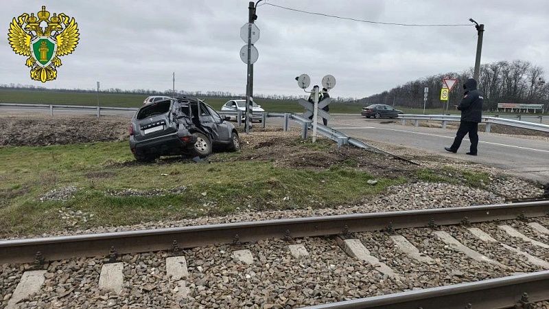 Грузовой поезд протаранил легковушку на переезде в Краснодарском крае