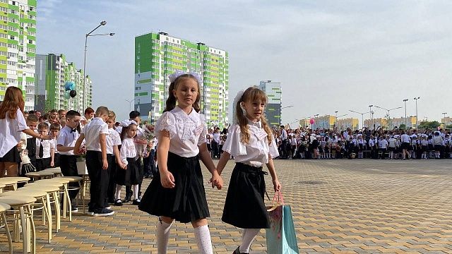 Школьники Краснодара смогут прийти на День знаний только с одним родственником