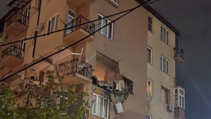 На видео попал момент мощного взрыва газа в жилом доме в Сочи 