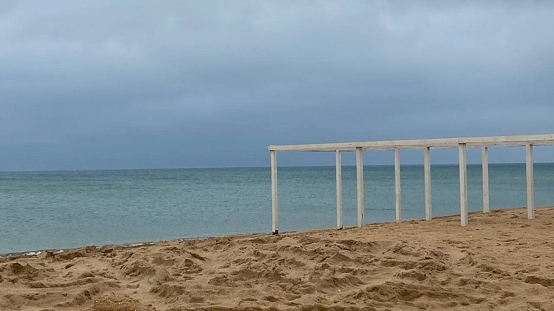 Еще 1,2 км береговой линии очистили от мазута спецтехникой в Анапе 