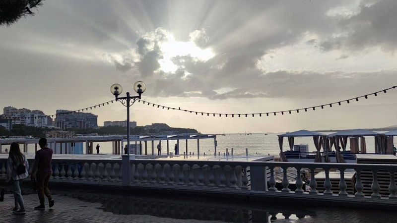 Разномастные туристы облепили пляжи Геленджика