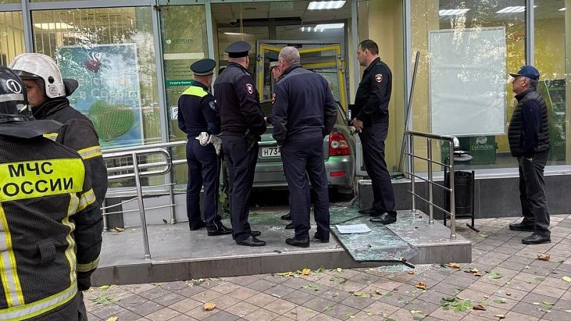 Врезавшимся в здание банка в Краснодаре оказался пьяный водитель из Томска